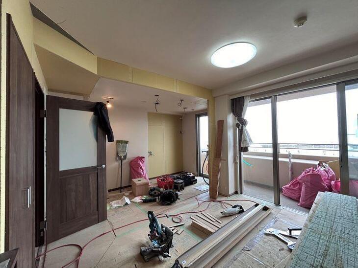 大工工事の作業風景です。壁、天井、建具が取り付けできました！【湖西店スタッフ】
