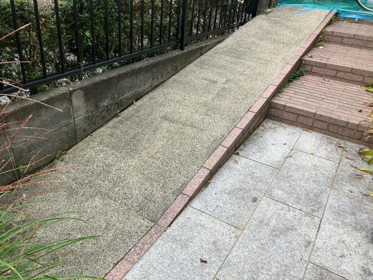 塗装工事の際に玄関アプローチを洗浄しました。【湖西店スタッフ】
