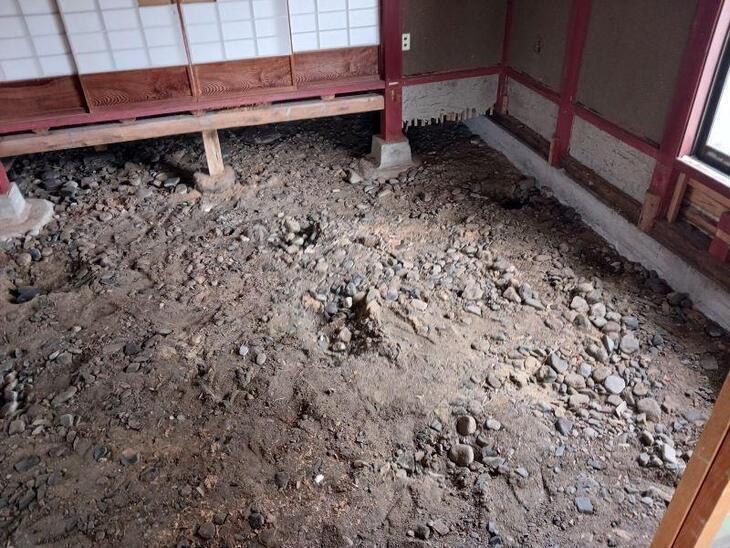 畳からフローリングに張りかえる為、既存の床下地を解体したところです！和から洋にチェンジします！【湖西店スタッフ】