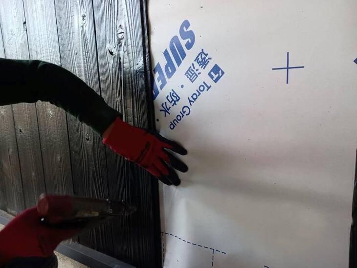 焼き板を貼っているところです！内側には防湿・防水シートを挟み、雨などの侵入を防ぎます！【彦根店スタッフ】