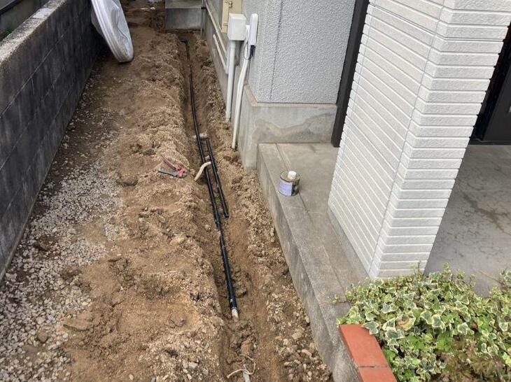 既存の配管から水漏れしていたため、新しく樹脂管を用いて新設しています。【湖西店スタッフ】