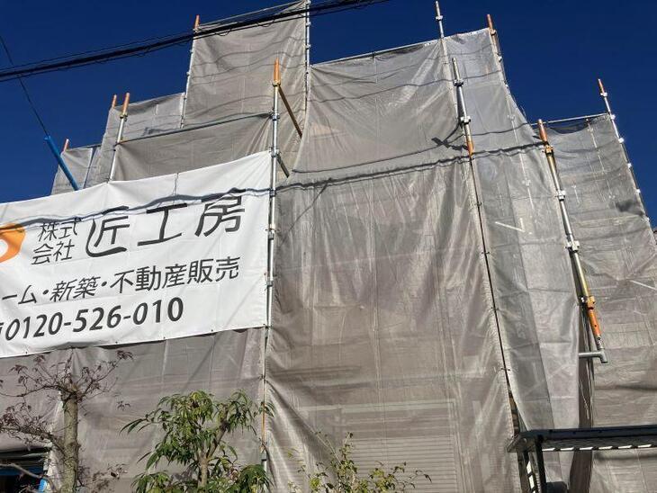 足場組立工事が完成し垂れ幕を設置致しました。【湖西店スタッフ】