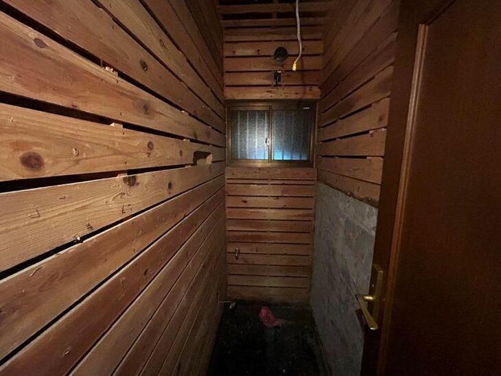 タイル張りだったトイレを解体しました。新しいトイレにはクロスとクッションフロアを使用する予定です。【湖西店スタッフ】