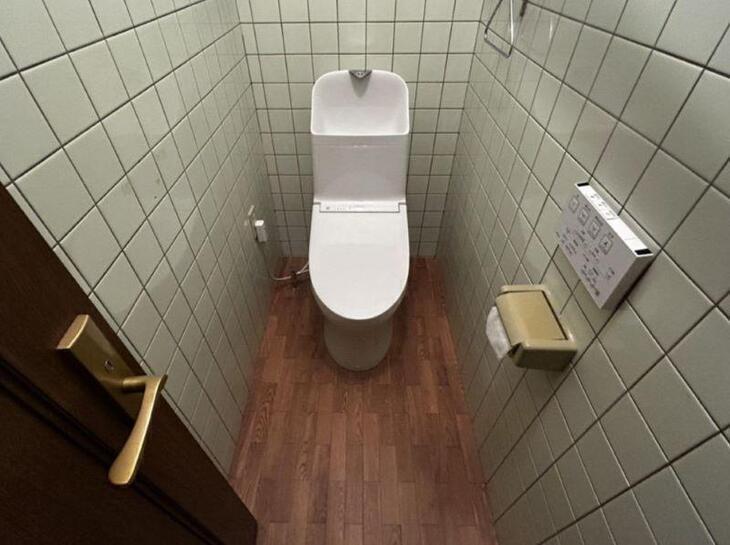 トイレを新しくTOTO ZR2 に交換しました。フローリングだった床は木目調のクッションフロアに変わりました！【湖西店スタッフ】
