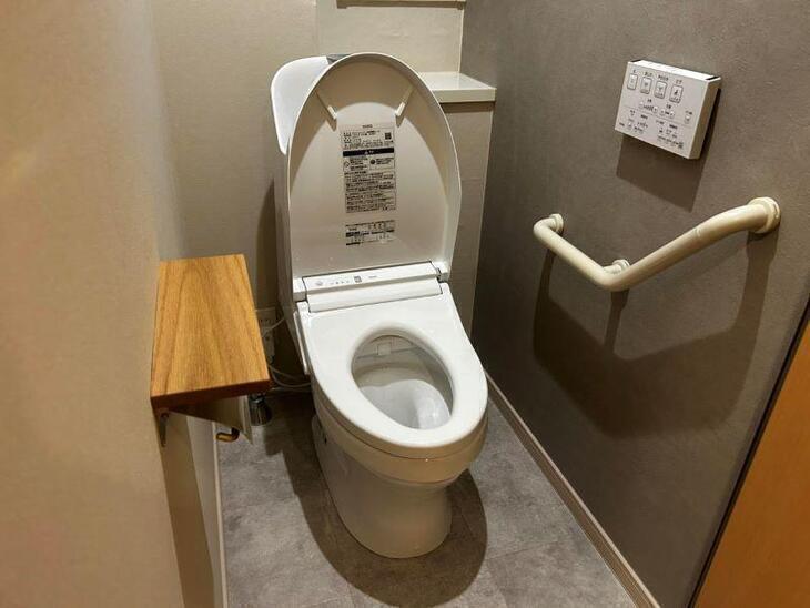 トイレを新しく【TOTO　ZJ２】に交換しました。アクセントクロスのグレーがシックでオシャレ！【湖西店スタッフ】