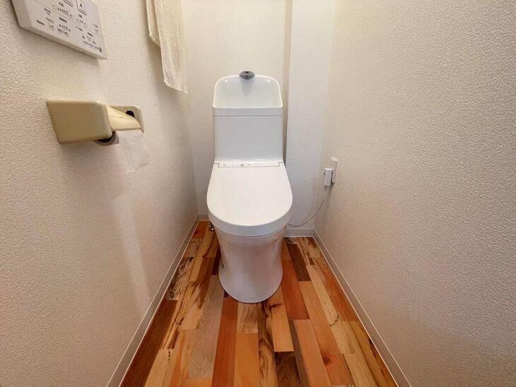 トイレを新しくTOTO ZJ2に交換しました。白色のクロスが木目調のクッションフロアが引き立たせます。【湖西店スタッフ】