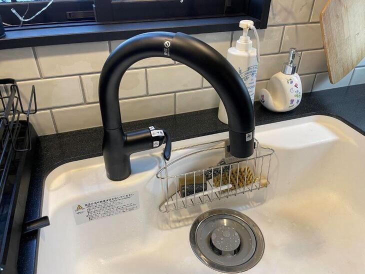 新しくグースネックという形の水栓に交換しました。スタイリッシュでシャープなデザインが魅力的です。広々と使えますし掃除もしやすいです！【湖西店スタッフ】