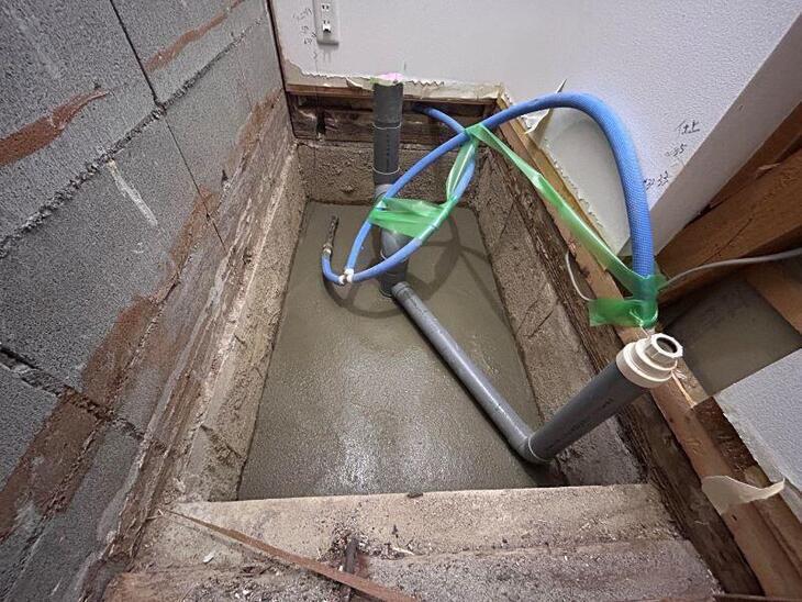 トイレの改装中です。床と壁解体後、左官屋さんにコンクリートで仕上げてもらいました。【湖西店スタッフ】