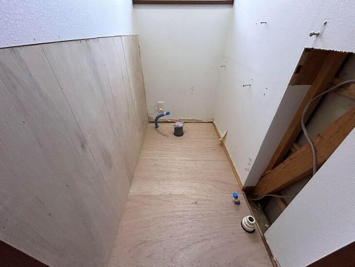 トイレの床と壁を解体して大工さんに新しくきれいな床と壁を作ってもらいました！【湖西店スタッフ】