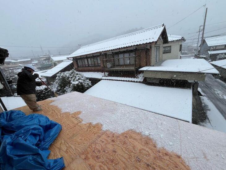 増築工事をしています！掃いても掃いてもすぐ雪が積もります！【野洲店スタッフ】
