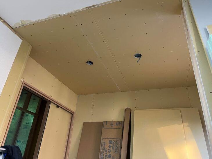 既存の天井と高さを揃えて増築部分の天井ボードを貼っています。【野洲店スタッフ】