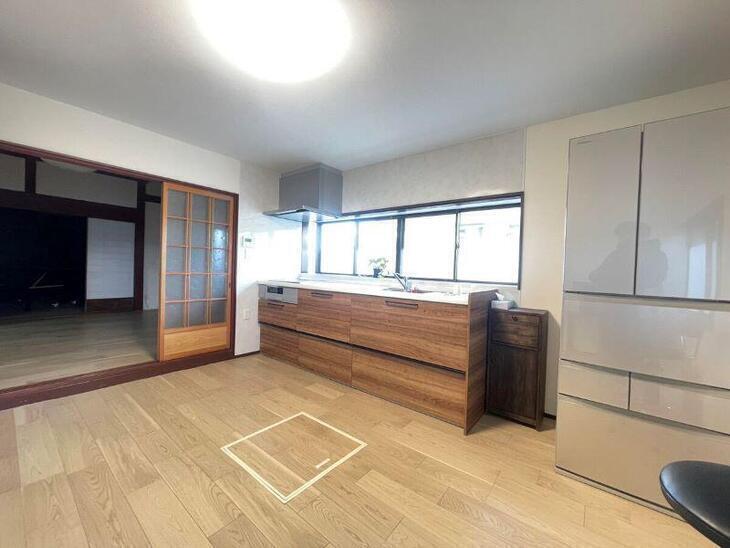 LDKを改装中です！フローリング・クロスを張替え、新しいシステムキッチンが入りました！【湖西店スタッフ】