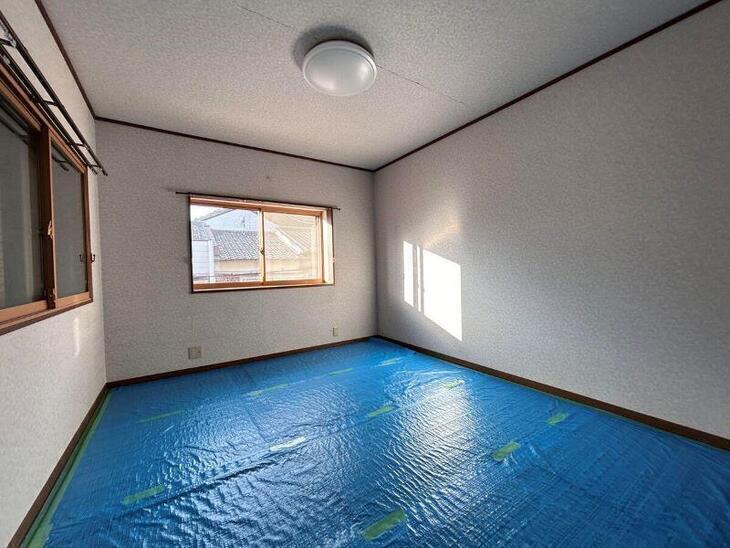 クロスを全面貼り替える為に床を養生しております。【湖西店スタッフ】