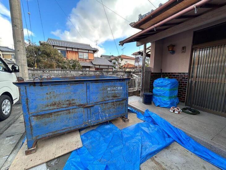 バッカンを設置しました。大規模改装工事ではお家の外に大きな廃材を捨てるコンテナ（バッカン）を設置します。【湖西店スタッフ】