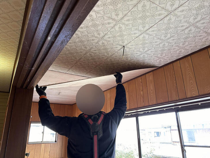 天井のクロスにアスベストが入っている為、ベニヤ板を上張りしています。この後クロスを貼ります。【湖西店スタッフ】
