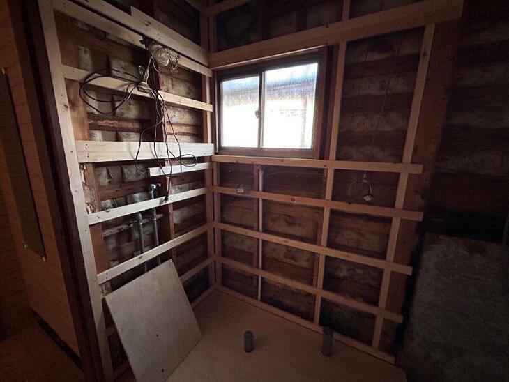 洗面所解体後の壁下地を作り直している様子です。これからベニヤ板を張ります。【湖西店スタッフ】