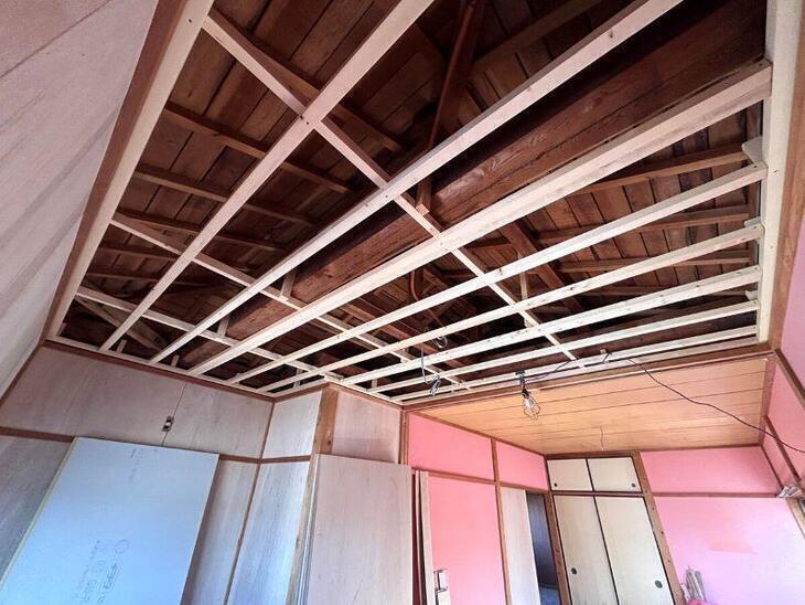 全面改装中です。天井の骨組みを新しく立て直しています。これから板を張り付けていきます。【湖西店スタッフ】