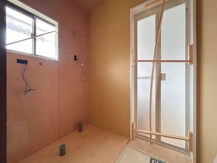 洗面所の壁・床を組みなおしました。次はクロスを張る予定です。【湖西店スタッフ】