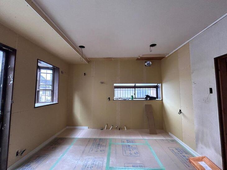 キッチンの壁下地・木材が腐っていた為、新しく壁を作り直して補強を終えました。この後クロスを張り、新しいキッチンを組み立てます。【湖西店スタッフ】