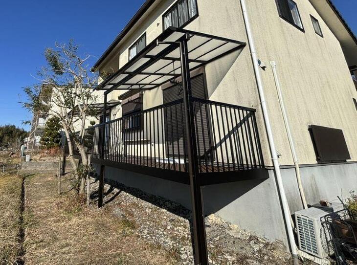 既存のウッドデッキが朽ちてきていたため撤去し、新設バルコニー【三協アルミ】オルネを設置しました。吊り下げ式の物干しも2本設置しています。【水口店スタッフ】