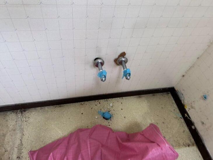 新しく洗面化粧台を交換するために、既存の洗面台を取り外したところです！【湖西店スタッフ】