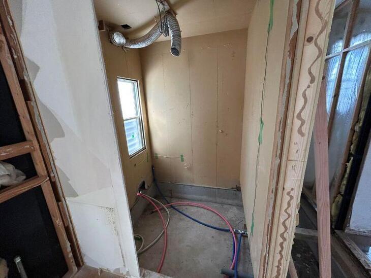 既存浴室を解体をし終えました。配管、配線関係を仕込んでおります。【湖西店スタッフ】