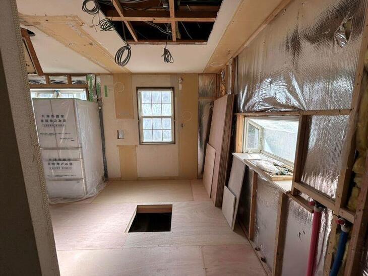 リビングの床の下地にベニヤ板を張っているところです！。生まれ変わるのが楽しみです。【湖西店スタッフ】