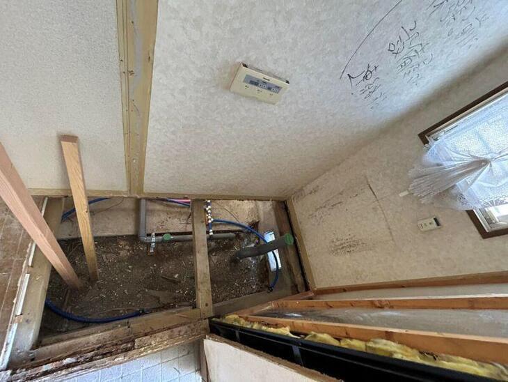 トイレの床を剥がしました。配管の仕込みと床を作っていきます。【湖西店スタッフ】