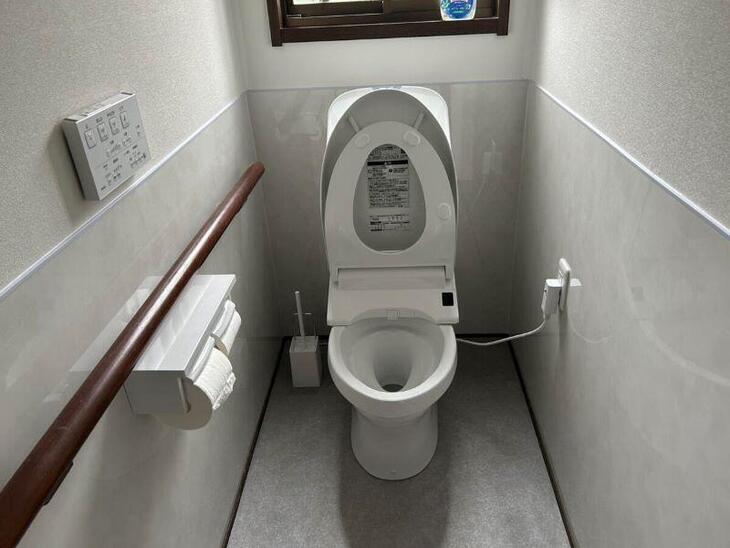 トイレを新しく交換しました。掃除をしやすいようにキッチンパネルを貼りました。【TOTO　ZR2】【湖西店スタッフ】
