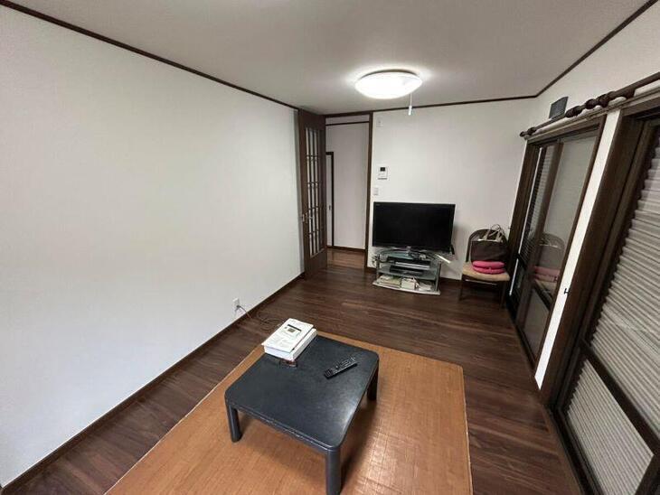 LDKにフローリングを上張りしました。落ち着いたいい色味です！【LIXIL　ハーモニアスリフォーム6】【湖西店スタッフ】