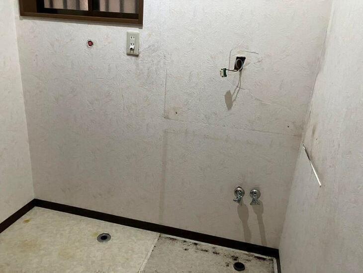 新しい洗面化粧台と洗濯パンを取り付ける為、取り外しました。【湖西店スタッフ】