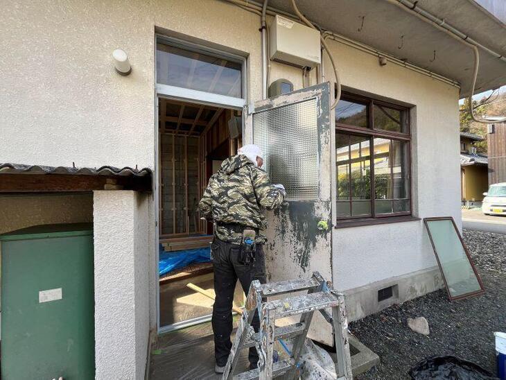 勝手口の塗装前に下地処理をしております。既存塗膜を削り（ケレン）錆止め塗装中です。【八日市店スタッフ】