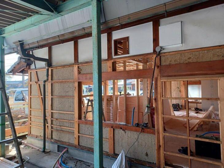 大規模リフォームです。外壁も新しくするため解体しているところです。【彦根スタッフ】