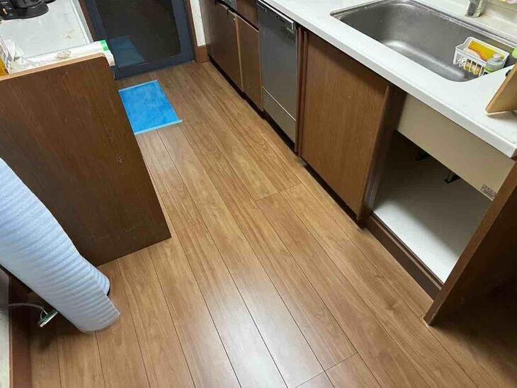 床の貼り替え完了しました！キッチンがそのままなので、難しかったですが、奇麗に仕上がってます。さすが大工さん！【八日市店スタッフ】