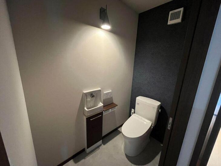 既存のトイレは交換したばかりなので再利用しクロス・CFを貼り換え照明も交換！【八日市店スタッフ】