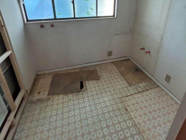 脱衣室の壁紙、クッションフロアを交換していきます！明るい雰囲気に変身させます！完成がたのしみです！【彦根店スタッフ】