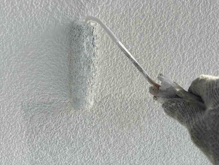 外壁の中塗り工事をしています！上塗りを美しくするための工程です！完成が楽しみです！【彦根店スタッフ】