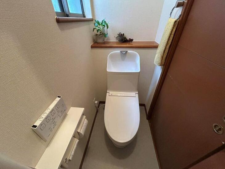 トイレを新しく交換しました。交換する際にクロスとクッションフロアも張替えました。【TOTO　ZR】になります。【湖西店スタッフ】