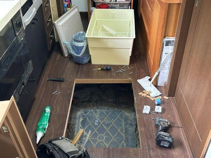 キッチンに床下収納庫を取付ました。収納だけでなく点検口にもなっているので何かあっても安心です！【湖西店スタッフ】