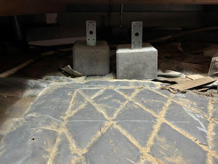 床鳴りを防ぐために床下を補強しているところです！些細なこともご相談ください！【湖西店スタッフ】