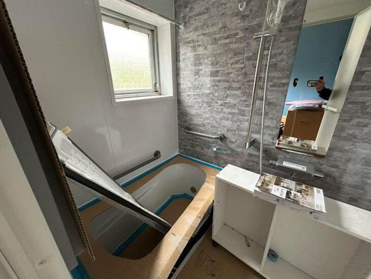 システムバス組立工事中です！TOTO　サザナになります。【湖西店スタッフ】