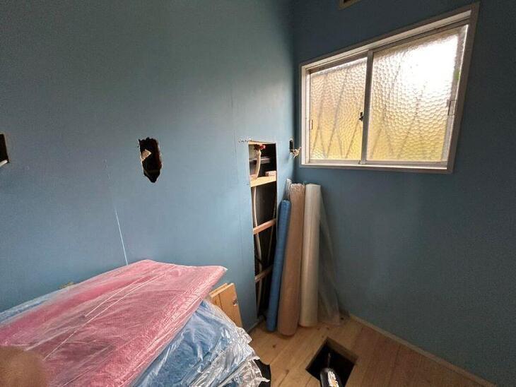 新しく洗面化粧台を取り付ける為に配管等を仕込み作業中です！【湖西店スタッフ】