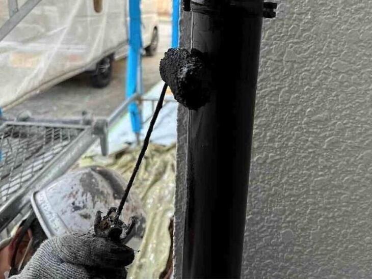 雨樋の塗装工事をしています！塗装で防水加工・補強をし、しっかり雨水を流せるようにします！【彦根店スタッフ】