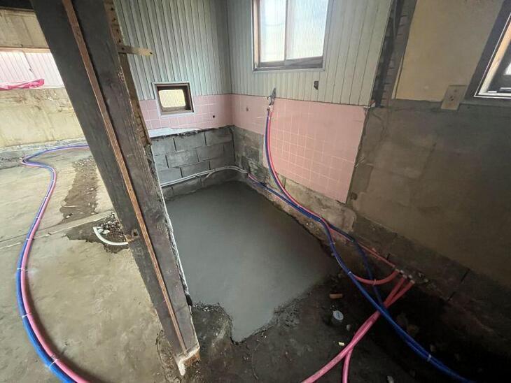新しいシステムバスを支える為、土間をうちました。【八日市店スタッフ】