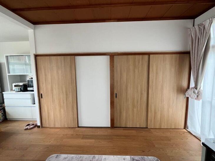 建具を新調しました！敷居には開け閉めしやすい様にVレールを取り付けました。【八日市店スタッフ】