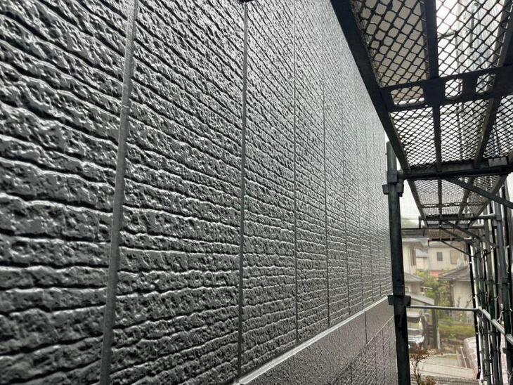 3回塗りが終わったので、塗りムラがないかチェック中です！【八日市店スタッフ】