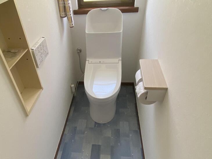 トイレを新しく交換しました。クッションフロアとクロスも新しくなっておりスッキリした印象です！【湖西店スタッフ】