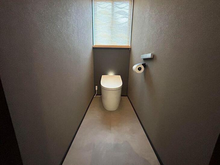 TOTOのネオレストを取り付け、内装も彩度の低いカラーでまとめました。【水口店スタッフ】