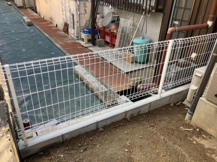 お隣様との間にフェンスを設置しました。圧迫間のないメッシュフェンスを採用しました！【八日市店スタッフ】