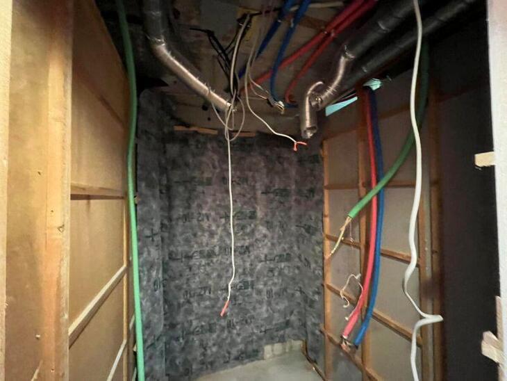 新しい浴室に交換する為、既存の浴室を解体しました！マンションは時間の制約があるので頑張ります！【八日市店スタッフ】